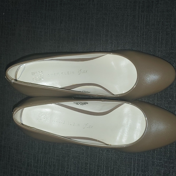 Shoes (practically new) - Picture 1 of 3